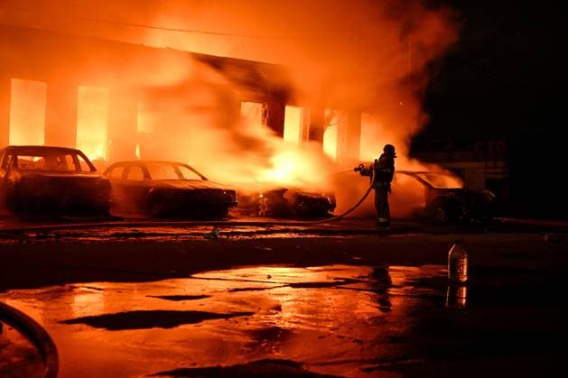 News Themen der Woche KW25 News Bilder des Tages A rescuer pours water onto burning cars during a response effort to a Russian drone attack, Zaporizhzhia, Ukraine, June 18, 2025. (Photo by Dmytro Smolienko Ukrinform) Aftermath of Russian drone attack in Zaporizhzhia on June 18, 2025  Copyright: xDmytroxSmolienkox