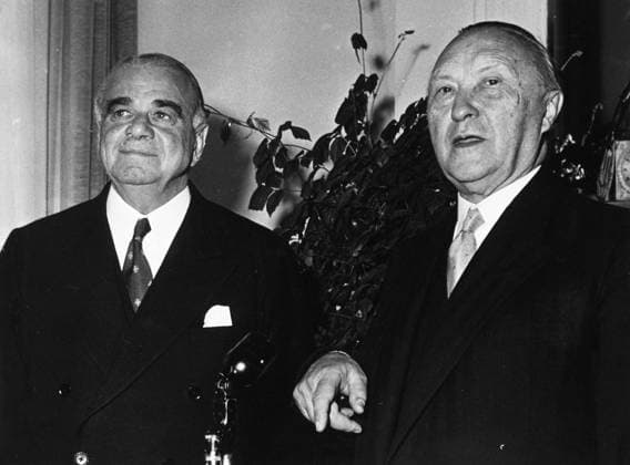 Bundeskanzler Konrad Adenauer 1876 - 1967 4. Juli 1955 Bonn, Deutschland Westdeutschlands erster Bundeskanzler Konrad Adenauer begann seine politische Laufbahn als Mitglied des Kölner Stadtrats und wurde Oberbürgermeister der Stadt. Nach der Machtergreifung der Nazis im Jahr 1933 verlor Adenauer, der seine Abneigung ihnen gegenüber nicht verbarg, seine Ämter, wurde gezwungen, für ein Jahr in ein Kloster zu exilieren und wurde später in einem Gefangenenlager interniert. Am 15. September 1949 wurde Adenauer zum Bundeskanzler der Bundesrepublik Deutschland gewählt. Sein Hauptziel bestand darin, Westdeutschlands Übergang zu einem souveränen, demokratischen Staat sicherzustellen. Er blieb die nächsten vierzehn Jahre an de  Copyright: xUnitedxArchivesx xkpaxKeystonex 19550704_nin_k09_913