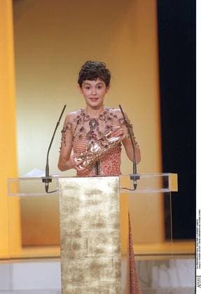 AUDREY TAUTOU 25EME CEREMONIE DES CESARS A PARIS PLAN AMERICAIN TROPHEE France *** AUDREY TAUTOU 25EME ZEREMONIE DES CESARS A Paris Plan AMERIKANISCH TROPHEE Frankreich  Copyright: xRINDOFF-GARCIAx xBESTIMAGExRINDOFF-GARCIAx xBESTIMAGEx