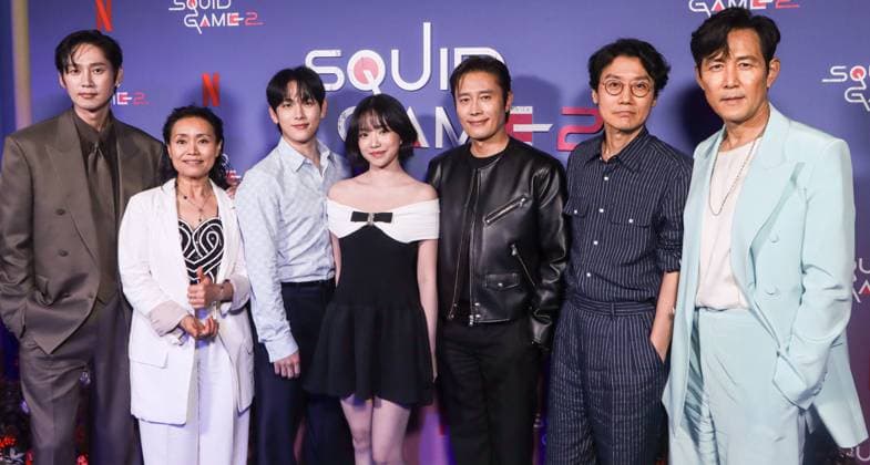 Bilder des Jahres 2025, Entertainment 06 Juni Entertainment Themen der Woche KW25 Netflix s Squid Game Season 2 Experience Photo Call South Korean actor Park Sung-hoon, South Korean movie and television actress Kang Ae-shim, South Korean singer and actor Yim Si-wan (Im Si-wan), South Korean singer and actress Jo Yu-ri, South Korean actor, singer, and model Lee Byung-hun, South Korean film director, producer, and screenwriter Hwang Dong-hyuk and South Korean actor, filmmaker, and businessman Lee Jung-jae arrive at Netflix s Squid Game Season 2 Experience Photo Call held at the Manhattan Mall in Manhattan, New York City, New York, United States. Manhattan Mall, Manhattan, New York City, New York, USA New York United States  Copyright: xImagexPressxAgencyx originalFilename: collin-netflixs250618_nps53.jpg