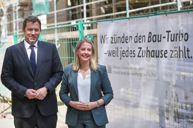 News Themen der Woche KW25 Berlin, Deutschland, 18.06.2025: Neubauvorhaben Köpenicker Straße: Pressestatement: Bau-Turbo : Bundesminister der Finanzen Lars Klingbeil (SPD) und Bundesministerin für Wohnen, Stadtentwicklung und Bauwesen Verena Hubertz (SPD) *** Berlin, Germany, 18 06 2025 New construction project Köpenicker Strasse Press statement Construction Turbo Federal Minister of Finance Lars Klingbeil SPD and Federal Minister of Housing, Urban Development and Construction Verena Hubertz SPD Copyright: xdtsxNachrichtenagenturx dts_71325