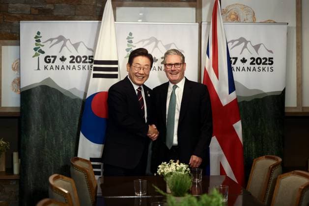 Prime Minister Keir Starmer attends the G7 Summit in Canada 17 06 2025. Kananaskis, Canada. Prime Minister Keir Starmer meets South Korean President Lee Jae-myung for a bilateral meeting at the G7 world leaders summit in Kananaskis., Credit:Lauren Hurley Avalon Canada, Kananaskis, Kananaskis, 10 Downing Street  Copyright: xLaurenxHurleyx xAvalonx 1012142526