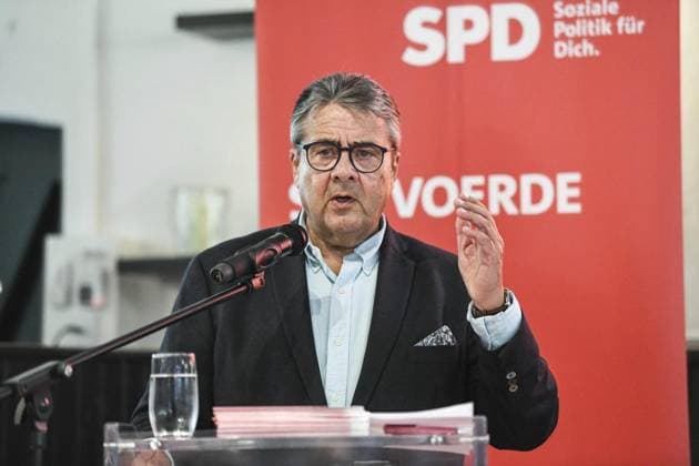 Sigmar Gabriel zu Gast auf Haus Wohnung ** NUR FÜR REDAKTIONELLE ZWECKE ** EDITORIAL USE ONLY **<p>Sigmar Gabriel zu Gast auf Haus Wohnung, am Dienstag, 17.06.2025 in Voerde-Möllen. Deutschland NRW Möllen Copyright: MarkusxJoosten *** Sigmar Gabriel as a guest at Haus Wohnung FOR EDITORIAL PURPOSES ONLY EDITORIAL USE ONLY p Sigmar Gabriel as a guest at Haus Wohnung, on Tuesday, 17 06 2025 in Voerde Möllen Germany NRW Möllen Copyright MarkusxJoosten Copyright: MarkusxJoosten doc814puyupph1aawfx3xi ,EDITORIAL USE ONLY