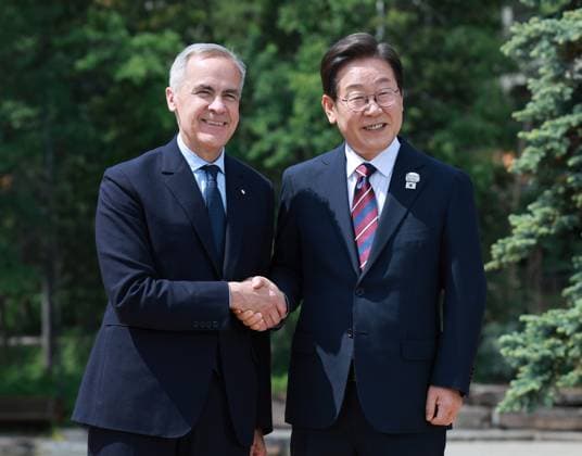 S. Korean president at G7 summit S. Korean president at G7 summit South Korean President Lee Jae Myung (R) poses for a photo with Canadian Prime Minister Mark Carney during a welcome ceremony at the Group of Seven summit venue in Kananaskis, Canada, on June 17, 2025. (Yonhap) 2025-06-18 05:21:53 < 1980-2025 YONHAPNEWS AGENCY. .> Ä³³ª Ù Ä³³ª Ù EDITORIAL USE ONLY  Copyright: xx PYH2025061801010031500 YonhapxNewsx yonphotos242308