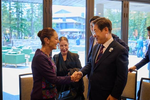 S. Korea-Mexico talks S. Korea-Mexico talks South Korean President Lee Jae Myung (R) and Mexican President Claudia Sheinbaum shake hands ahead of their talks at the Group of Seven summit venue in Kananaskis, Canada, on June 17, 2025. (Pool photo) (Yonhap) 2025-06-18 10:42:08 < 1980-2025 YONHAPNEWS AGENCY. .> Ä³³ª Ù Ä³³ª Ù EDITORIAL USE ONLY  Copyright: xx PYH2025061807600031500 YonhapxNewsx yonphotos242350