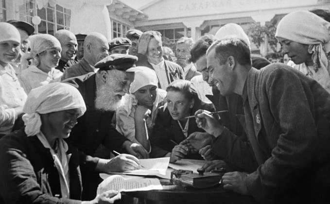 Beet growers at the All-Union Agricultural Exhibition in Moscow 2315303 01.08.1939 All-Union Agricultural Exhibition in Moscow. Beet growers sign an agreement on social competition, 1939. Mikhail Ozerskiy Sputnik Moscow Russia  Copyright: xMikhailxOzerskiyx