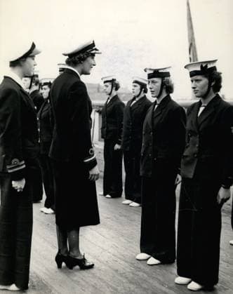 Vereinigtes Königreich Irland 8. August 1955 - Lady Pamela Mountbatten besucht Mitglieder des Girls Nautical Training Corps: Der jährliche einwöchige Lehrgang des Girls Nautical Training Corps einer freiwilligen Jugendorganisation für Mädchen im Alter zwischen 14 und 20, die sich für das Meer und alles rund um die Seefahrt interessieren findet im Ausland auf dem Schulschiff Foudroyant im Hafen von Portsmounth statt, und heute stattete die neu ernannte Korpskommandantin, Lady Pamela Mountbatten, einen Besuch ab. Dies war das erste Mal, dass sie die Gelegenheit hatte, einige der Offiziere und Kadetten kennenzulernen. Das Foto zeigt: Lady Pamela Mountbatten inspiziert während ihres heutigen Besuchs Kadetten an Bord der Foufr  Copyright: xUnitedxArchivesx xkpaxKeystonex 19550808_baf_k09_129