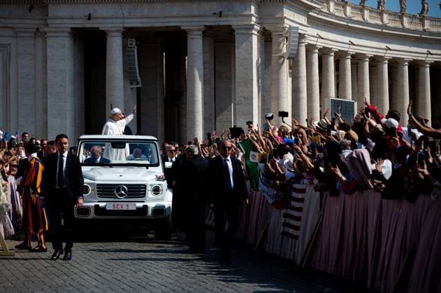 Pope Leo XIV Arrives To Lead His Weekly General Audience At St Peter s Square In The Vatican On June 18, 2025. Pope Leo XIV waves to the crowd as he arrives to lead his weekly general audience at St. Peter s Square in The Vatican on June 18, 2025. Vatican City Vatican  Copyright: xMassimoxValicchiax originalFilename: valicchia-notitle250618_np9Un.jpg