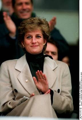 PRINCESSE DIANA ASSISTE AU MATCH DE RUGBY A PARIS MANTEAU BEIGE,SOUS-PULL NOIR APPLAUDIT PLAN SERRE Paris France *** PRINZESSIN DIANA ASSISTE Au MATCH von Rugby A Paris Mantel BEIGE,UNTER PULLER schwarz APPLAUDIT Plan Gewächshaus Paris Frankreich  Copyright: xAGENCEx xBESTIMAGExAGENCEx xBESTIMAGEx