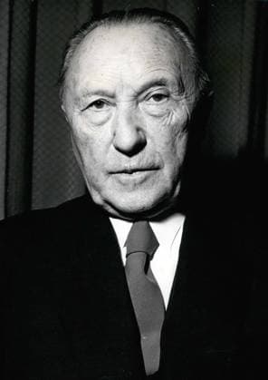 Deutschland Litauen Polen 12. Dezember 1955 - Adenauers 80. Geburtstag findet am 5. Januar 1956 statt: Dies ist ein neues Porträt des deutschen Bundeskanzlers. Es wurde nur wenige Tage vor seinem Geburtstag aufgenommen. Das Foto zeigt das neue Porträt von Dr. Konrad Adenauer *** Germany Lithuania Poland 12 December 1955 Adenauers 80 Birthday finds on 5 January 1956 instead of This is a New Portrait of Germans Federal Chancellor it was only few Days before his Birthday included the Photo shows the New Portrait from Dr Konrad Adenauer  Copyright: xUnitedxArchivesx xkpaxKeystonex 19551212_baf_k09_120
