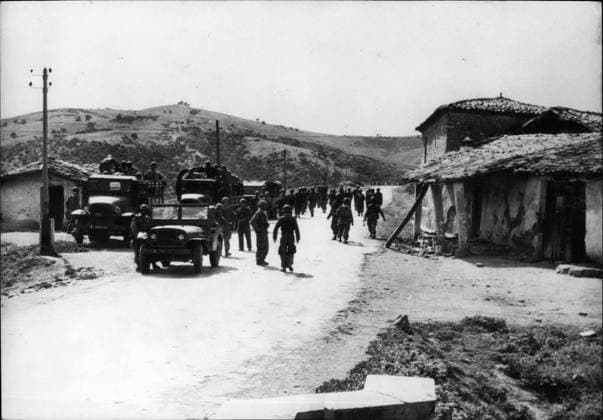 Afrika Ägypten 4. April 1956 - Algerien: Rebellen verschärfen ihre Gewalttätigkeiten. An einem Bahnübergang auf der Autobahn in der Nähe von Oran werden Autos und Lastwagen von Truppen kontrolliert, die auf der Suche nach Rebellen sind. *** Africa Egypt 4 April 1956 Algeria Rebels tighten their Violence to a Level crossing at the Motorway in the Proximity from Oran become Cars and Trucks from Troops controlled, the at the Search to Rebels are  Copyright: xUnitedxArchivesx xkpaxKeystonex 19560404_baf_k09_004