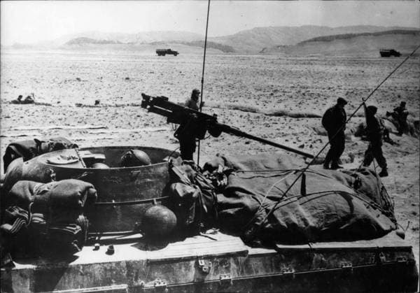 Afrika Ägypten 04.04.1956 - Algerien: Aufräumaktion im Gebiet von Nementchas: Im Gebiet der Berge von Nementchas ist eine Aufräumaktion im Gange, nachdem die Rebellen eine Reihe von Hinterhalten verübt hatten. Hauptquartier eines Schutzregiments im Einsatzgebiet. *** Africa Egypt 04 04 1956 Algeria Clean-up campaign at Area from Nementchas at Area the Mountains from Nementchas is a Clean-up campaign at in progress, after the Rebels a Series from Ambushes committed had Headquarters one Protection Regiment at Field of application  Copyright: xUnitedxArchivesx xkpaxKeystonex 19560404_baf_k09_217