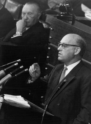 Deutschland Litauen Polen 7. Juli 1956 - Dritte Lesung - Wehrpflichtgesetz - Im Bundestag. UBZ bei der Debatte am Vormittag die beiden Gegenspeiler Bundeskanzler Dr. Adenauer und SPD-Wehrexperte Fritz Erler. *** Germany Lithuania Poland 7 July 1956 Third parties Reading Conscription law at Bundestag uBz at the Debate on Morning the both Counterspeeder Federal Chancellor Dr Adenauer and SPD Defense expert Fritz Erler  Copyright: xUnitedxArchivesx xkpaxKeystonex 19560707_baf_k09_185