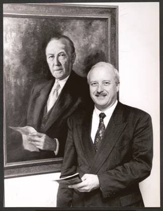 Konrad Adenauer jr. Portrait des Notars, CDU-Politikers und Vereinfunktionärs Konrad Adenauer jr. (III.). - Der am 09.01.1945 geborene Adenauer wurde als zweites Kind und ältester Sohn von Konrad Adenauer (1906 1993), dem ältesten Sohn des ersten deutschen Bundeskanzlers Konrad Adenauer und Emma Adenauer geboren. Er war von 1980 bis 2015 in Köln als Notar tätig, von 1994 bis 1999 für die CDU Mitglied des Rates der Stadt Köln und neben zahlreichen ehrenamtlichen Vereinsvorsitzen und Vorstandstätigkeiten ist er bis heute (2021) Vorstandsvorsitzender des Kölner Haus- und Grundbesitzerverein von 1888 - Foto vom 05.10.1994 vor dem Portrait seines Großvaters Deutschland *** Konrad Adenauer Jr Portrait of notary public, CDU Politic Copyright: xUnitedxArchivesx xGrevenStiftungx xKölnischexRundschaux xHansherbertxWirtz KR_01_0056995_r EDITORIAL USE ONLY