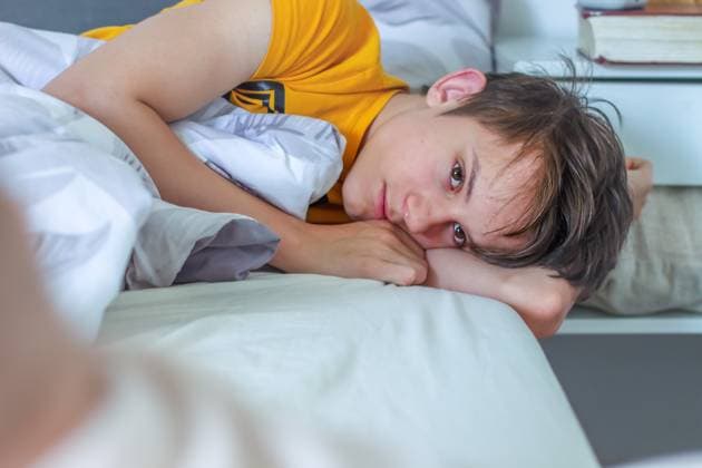 IMAGO Creative, Gesellschaft, Leisure Sickness Teenager wacht auf, liegt im Bett und sieht ruhig, nachdenklich und traurig aus Teenager wakes up, lies in bed and looks calm, thoughtful and sad. High quality photo (License=RF) ,model released, Symbolfoto Copyright: xZoonar.com LiudmylaxLazoryshynax 23405525 ,model released, Symbolfoto ,property released