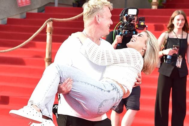 Entertainment Themen der Woche KW25 Entertainment Bilder des Tages DeutschlandPremiere JURASSIC World Ankunft zur DeutschlandPremiere, JURASSIC WORLD, die Wiedergeburt Jens Heinz Richard Knossi Knossalla Seit 2020 ist er mit der Influencerin Lia Mitrou liiert. Im Frühjahr 2024 verlobte sich das Paar. im KIno ZooPalast in Berlin, am 18.06.2025 *** GermanyPremiere JURASSIC World Arrival at the German premiere, JURASSIC WORLD, the rebirth Jens Heinz Richard Knossi Knossalla He has been in a relationship with influencer Lia Mitrou since 2020 In spring 2024, the couple got engaged at the KIno ZooPalast in Berlin, on 18 06 2025 Photopress Mueller
