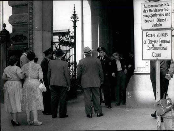 Deutschland Litauen Polen 8. August 1956 - Verbot der Kommunistischen Partei Deutschlands. Unser Foto zeigt eine Gruppe von Menschen, die während der Urteilsverkündung im KPD-Prozess das Bundesverfassungsgericht betreten wollten. Polizisten hielten sie davon ab und brachten sie dazu, das Gebäude zu verlassen, ohne Gerüchte oder Unruhen auszulösen. *** Germany Lithuania Poland 8 August 1956 Prohibition the communist Party Germany Our Photo shows a Group from People, the during the Verdict announcement at KPD Process the Federal Constitutional Court enter wanted Police officers held you thereof from and brought you in addition, the Building to leave, without Rumors Or Riots trigger  Copyright: xUnitedxArchivesx xkpaxKeystonex 19560808_baf_k09_080