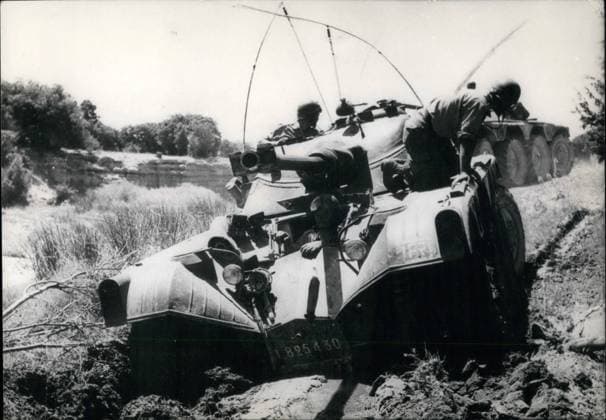 Afrika Ägypten 8. August 1956 - Algerien: Straßen für Panzerwagen. Das Foto zeigt einen Panzerwagen, der auf der von Armee-Bulldozern geöffneten Straße im Gebiet Bou Hamama voranschreitet. *** Africa Egypt 8 August 1956 Algeria Roads for Armoured car the Photo shows a Armored car, the at the from Army Bulldozers open Street at Area Bou HAMAMA progresses  Copyright: xUnitedxArchivesx xkpaxKeystonex 19560808_baf_k09_224