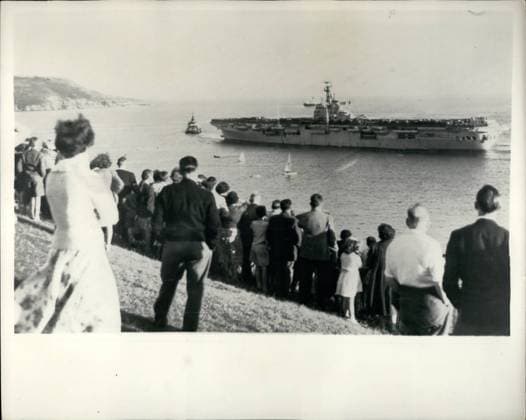 Kategorisiert werden 8. August 1956 – Weitere Truppen brechen in das Krisengebiet des Suezkanals auf. HMS Ocean in Plymouth: Das Foto zeigt die Ansicht des Flugzeugträgers HMS Ocean, als er gestern Plymouth – mit weiteren Truppen und Vorräten an Bord – in Richtung des Krisengebiets des Suezkanals verließ. *** Categorized become 8 August 1956 – further Troops break in the Crisis area of Suez Canal at HMS Ocean in Plymouth the Photo shows the View of Aircraft carrier HMS Ocean, as he yesterday Plymouth – with further Troops and Inventories to Board – in Direction of Crisis area of Suez Canal left  Copyright: xUnitedxArchivesx xkpaxKeystonex 19560808_baf_k09_237