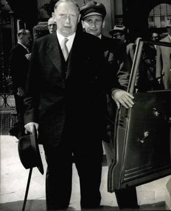 Deutschland Litauen Polen 17. August 1956 - Verbot der Kommunistischen Partei Deutschlands. Das Foto zeigt den Staatssekretär im Innenministerium, Ritter von Lex (Von Lex), der während des Prozesses gegen die KPD als Prozessbevollmächtigter der Bundesregierung fungierte und nach der Veröffentlichung des Urteils das Gericht verließ. *** Germany Lithuania Poland 17 August 1956 Prohibition the communist Party Germany the Photo shows the State Secretary at Ministry of the Interior, Ritter from LEX from LEX , the during of Process against the KPD as Attorney of record the Federal government functioned and to the Publication of Judgment the Court left  Copyright: xUnitedxArchivesx xkpaxKeystonex 19560817_baf_k09_001