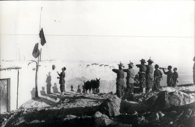 Afrika Ägypten 9. September 1956 - Algerien: Neuer Außenposten OPS: Französische Soldaten des neuen Außenpostens in Dar Es Ziatir, 6 Meilen östlich von Nemours, salutieren vor der Flagge. *** Africa Egypt 9 September 1956 Algeria New Outpost OPs French Soldiers of New Outpost in dar it Ziatir, 6 Miles east from Nemours, salute before the Flag  Copyright: xUnitedxArchivesx xkpaxKeystonex 19560909_baf_k09_003