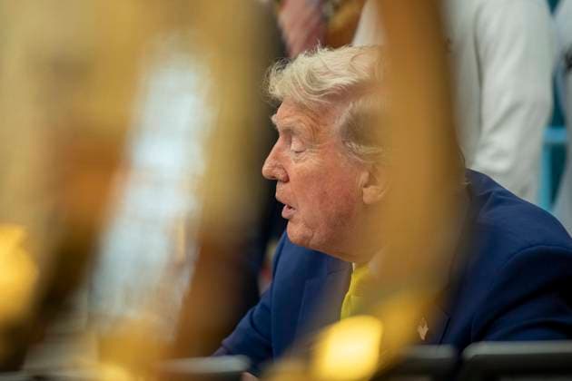 President Trump Holds a Meeting with Members of the Juventus Soccer Club U.S. President Donald Trump holds a meeting with members of the Juventus soccer club in the Oval Office of the White House in Washington, DC on Wednesday, June 18, 2025. Photo by Ken Cedeno Pool ABACAPRESS.COM WASHINGTON DC United States  Copyright: xPool ABACAx