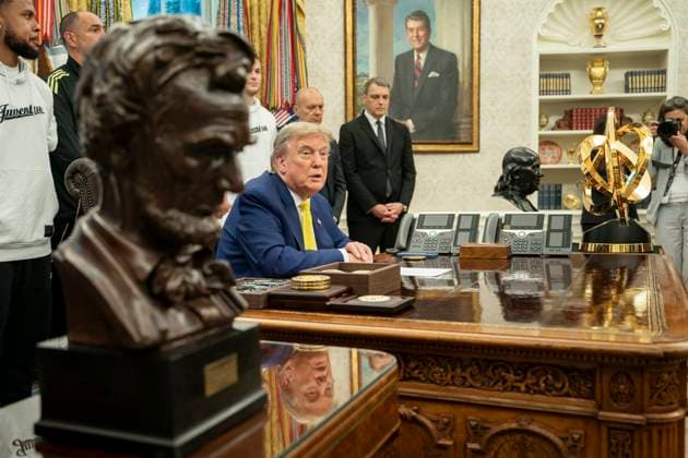 President Trump Holds a Meeting with Members of the Juventus Soccer Club U.S. President Donald Trump answers reporters questions during a meeting with members of the Juventus soccer club in the Oval Office of the White House in Washington, DC on Wednesday, June 18, 2025. Photo by Ken Cedeno Pool ABACAPRESS.COM WASHINGTON DC United States  Copyright: xPool ABACAx