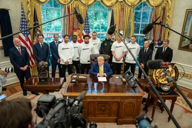 President Trump Holds a Meeting with Members of the Juventus Soccer Club U.S. President Donald Trump answers reporters questions during a meeting with members of the Juventus soccer club in the Oval Office of the White House in Washington, DC on Wednesday, June 18, 2025. Photo by Ken Cedeno Pool ABACAPRESS.COM WASHINGTON DC United States  Copyright: xPool ABACAx