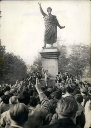 Sehenswürdigkeiten Denkmäler Monumente Museen Parks Statuen 10. Oktober 1956 - Ungarische Revolution: Wo alles begann... Die Statue von Alexander Petöfi, dem größten Dichter Ungarns, am Ufer der Donau in Budapest. Die Statue zeigt Petöfi bei der Darbietung seines berühmten Gedichts gegen die Tyrannei: Wir werden keine Sklaven mehr sein . Er starb 1849 auf dem Schlachtfeld gegen die Russen. Das Foto zeigt friedlich demonstrierende Studenten am Vorabend der Revolution. *** Places of interest Monuments Monuments Museums Parks Statues 10 October 1956 Hungarian Revolution where all began the Statue from Alexander Petöfi, the largest Poet Hungary, on Shore the Danube in Budapest the Statue shows Petöfi at the Presentation his fam  Copyright: xUnitedxArchivesx xkpaxKeystonex 19561010_baf_k09_202