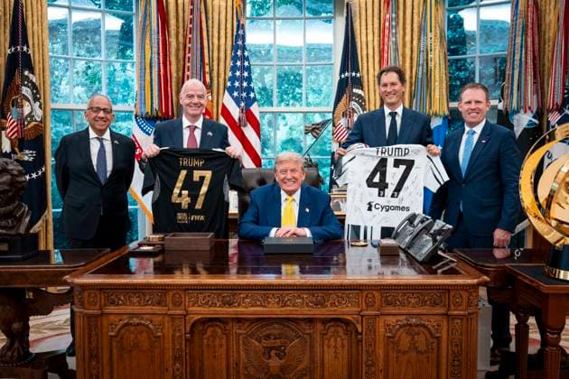 Bilder des Jahres 2025, News 06 Juni News Themen der Woche KW25 News Bilder des Tages President Trump Holds a Meeting with Members of the Juventus Soccer Club President Donald Trump poses with FIFA president Giani and members of the Juventus Football Club team in the Oval Office, Wednesday, June, 18, 2025. (POOL Photo by Doug Mills The New York Times Washington DC United States  Copyright: xPool ABACAx