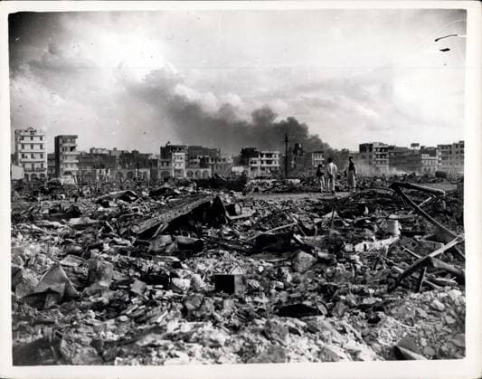 Afrika Ägypten 8. November 1956 - die Suezkrise. Anglo-französische Truppen besetzen Port Said. Foto zeigt: Teil der arabischen Stadt, die teilweise durch Feuer niedergebrannt war. *** Africa Egypt 8 November 1956 the Suez crisis Anglo French Troops occupy Port Said Photo shows Part the Arabic City, the partly through Fire burnt down was  Copyright: xUnitedxArchivesx xkpaxKeystonex 19561108_baf_k09_002