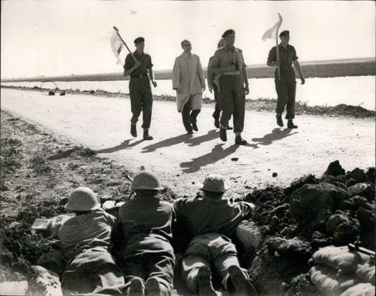 Afrika Ägypten 11. November 1956 Journalisten in Ägypten getötet: Heute wurde in London ein Bild aus dem Krisengebiet des Suezkanals empfangen. Ein Offizier und zwei Soldaten mit weißen Fahnen, begleitet von zwei Journalisten, durchqueren das Niemandsland. Sie hatten kurz zuvor über die Rückkehr zweier Journalisten verhandelt, die getötet worden waren, als sie versehentlich die britischen Linien durchbrachen und in ägyptisches Gebiet eindrangen. Bei den Journalisten handelte es sich um David Seympur von Magnum und Jean Roy von Paris Match. Nach mehreren Versuchen wurden die Leichen am Tag der Aufnahme nicht zurückgebracht. *** Africa Egypt 11 November 1956 Journalists in Egypt killed Today was in London a Picture from the  Copyright: xUnitedxArchivesx xkpaxKeystonex 19561111_baf_k09_093