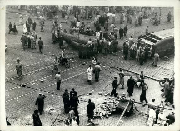 Kategorisiert werden 11. November 1956 - Neues Bild des Bürgerkriegs in Ungarn. Zerstörung der Stalin-Statue: Das Foto zeigt die Gesamtansicht, als die riesige Stalin-Statue in der Nähe des Nationaltheaters in Budapest auf dem Höhepunkt der jüngsten antikommunistischen Revolution zerhackt wird. *** Categorized become 11 November 1956 New Picture of Civil war in Hungary Destruction the Stalin Statue the Photo shows the General view, as the Huge Stalin Statue in the Proximity of National Theatre in Budapest at the Highlight the Latest anticommunist Revolution chopped up will  Copyright: xUnitedxArchivesx xkpaxKeystonex 19561111_baf_k09_213
