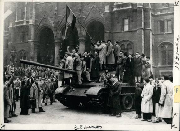 Kategorisiert werden 11. November 1956 - Neue Bilder des Bürgerkriegs in Ungarn. Revolutionäre und ein Panzer in Budapest. Das Foto zeigt Bürger und Revolutionäre, die auf einem Panzer durch die Straßen von Budapest fahren - auf dem Höhepunkt der antikommunistischen Demonstrationen. Vor dem Parlament. *** Categorized become 11 November 1956 New pictures of Civil war in Hungary Revolutionaries and a Tanks in Budapest the Photo shows Citizens and Revolutionaries, the at a Tanks through the Roads from Budapest drive at the Highlight the anticommunist Demonstrations before the Parliament  Copyright: xUnitedxArchivesx xkpaxKeystonex 19561111_baf_k09_216