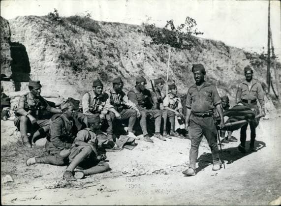 Spanischer Bürgerkrieg 11. November 1956 Nationalistische Truppen des Spanischen Bürgerkriegs beobachten, wie eine Trage zum Stützpunkt gebracht wird, während sie sich nach der Einnahme von Getafe, nur elf Kilometer von Madrid entfernt, am Straßenrand ausruhen. *** Spanish Civil war 11 November 1956 nationalist Troops of Spanish Civil war observe, like a Stretcher to Support base brought will, during you itself to the Revenue from Getafe, only Eleven Kilometer from Madrid removed, on Roadside Resting  Copyright: xUnitedxArchivesx xkpaxKeystonex 19561111_baf_k09_247
