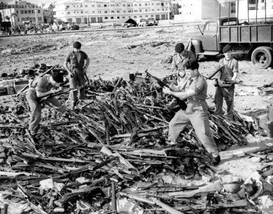 Suezkrise 1956 12. November 1956 Port Said, Ägypten Die Suezkrise, auch Suez-Sinai-Krieg genannt, war die Auseinandersetzung zwischen Israel und Ägypten Ende Oktober und Anfang November 1956, die zur Besetzung der Sinai-Halbinsel durch Israel führte und die seit Jahren schwelenden Spannungen in den arabisch-israelischen Beziehungen auf die Spitze trieb. IM BILD: Britische Soldaten hantieren mit den Waffen, die sie während des Krieges von Ägyptern erbeutet hatten. Port Said Egypt *** Suez crisis 1956 12 November 1956 Port Said, Egypt the Suez crisis, also Suez Sinai War called, was the Dispute between Israel and Egypt End October and Start November 1956, the to Cast the Sinai Peninsula through Israel led and the since Yea  Copyright: xUnitedxArchivesx xkpaxKeystonex 19561112_nin_k09_865