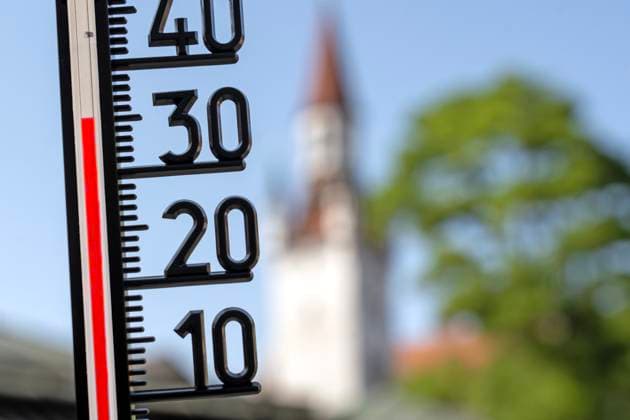 IMAGO Creative, Jahreszeit Sommer, Hitze Rekordhitze am Viktualienmarkt, Thermometer zeigt 35 Grad in der Sonne, Symbolfoto Hitzewelle, Rekordhitze, München, Juni 2025 Deutschland, München, Juni 2025, Rekordhitze, Thermometer zeigt 35 Grad in der Sonne, Sommerhitze in der Innenstadt, am Viktualienmarkt, Symbolfoto Hitzewelle, Wettervorhersage, Wetter, schön,, Sommer, Bayern, *** Record heat at Viktualienmarkt, thermometer shows 35 degrees in the sun, symbol photo heat wave, record heat, Munich, June 2025 Germany, Munich, June 2025, record heat, thermometer shows 35 degrees in the sun, summer heat in the city center, at Viktualienmarkt, symbol photo heat wave, weather forecast, weather, beautiful, summer, Bavaria,