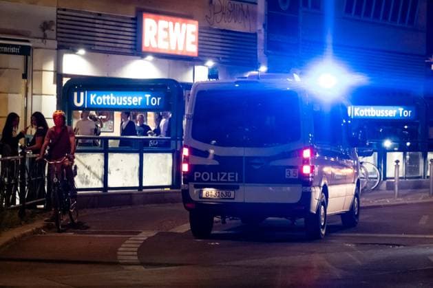 Polizeiwagen am Kottbusser Tor in Berlin am 19. Juni 2025. Kottbusser Tor in Berlin *** Police car at Kottbusser Tor in Berlin on June 19, 2025 Kottbusser Tor in Berlin