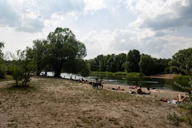 Menschen in den Kaulsdorfer Seen in Berlin am 19. Juni 2025. Kaulsdorfer Seen *** People in the Kaulsdorf Lakes in Berlin on June 19, 2025 Kaulsdorf Lakes