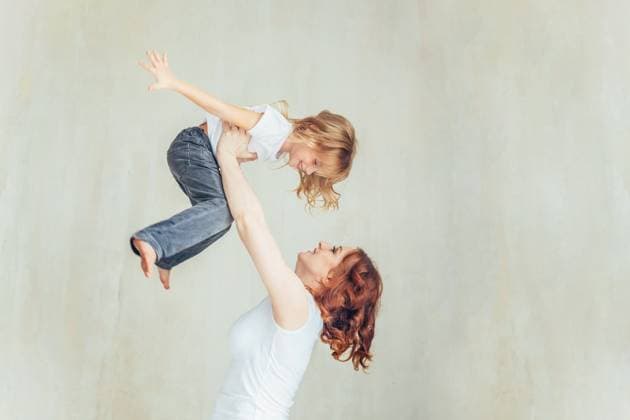 Creative Highlights Symbolbilder Bleib zu Hause, bleib sicher. Junge Mutter hält ihr Kind. Frau und kleines Mädchen entspannen sich im weißen Schlafzimmer in der Nähe von windiow drinnen. Glückliche Familie zu Hause. Junge Mutter spielt mit ihrer Tochter. Bleib zu Hause, bleib sicher. Junge Mutter hält ihr Kind. Frau und kleines Mädchen entspannen sich im weißen Schlafzimmer in der Nähe von windiow drinnen. Glückliche Familie zu Hause. Junge Mutter spielt mit ihrer Tochter. (License=RF) ,model released, Symbolfoto Copyright: xZoonar.com IuliiaxZavalishinax 23606616 ,model released, Symbolfoto ,property released