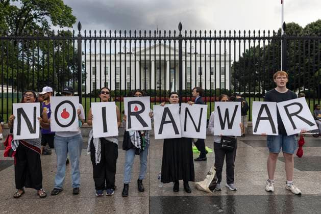 News Themen der Woche KW25 News Bilder des Tages June 18, 2025, Washington, District Of Columbia, USA: Demonstrators gather outside the White House in Washington, D.C., on June 18, 2025, to protest against Israeli attacks and potential U.S. military action in Iran. Participants held signs and chanted slogans calling for peace and urging the administration to avoid war. Washington USA - ZUMAe119 20250618_znp_e119_038 Copyright: xMehmetxEserx
