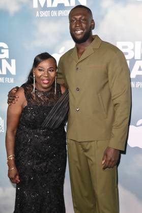 Stormzy mit Mutter Abigail Owuo bei der Premiere des Apple iPhone 16 Pro Kurzfilms Big Man im BFI Southbank. London, 18.06.2025