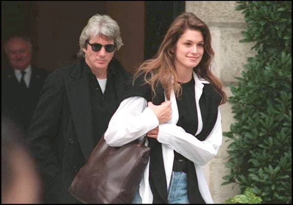 RICHARD GERE ET CINDY CRAWFORD SORTENT D UN HOTEL A PARIS Paris France *** RICHARD GERE und CINDY CRAWFORD HERAUSGEHEN D ein HOTEL A Paris Paris Frankreich  Copyright: xCHARRIAUx xBESTIMAGExCHARRIAUx xBESTIMAGEx