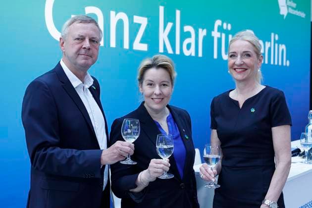 News Themen der Woche KW25 News Bilder des Tages 19.06.2025, Berliner Wasserbetriebe, BWB, Jahrespressekonferenz zu den Unternehmensdaten 2024, Frank Bruckmann, Finanzvorstand, Wirtschaftssenatorin Franziska Giffey, Kerstin Oster, Vorständin Personal und Soziales Berlin Deutschland, Germany *** 19 06 2025, Berliner Wasserbetriebe, BWB, Annual press conference on corporate data 2024, Frank Bruckmann, Chief Financial Officer, Senator for Economic Affairs Franziska Giffey, Kerstin Oster, Board Member for Human Resources and Social Affairs Berlin Germany, Germany