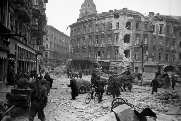 Budapest 2533974 13.02.1945 The Great Patriotic War, 1941-1945. On the streets of Budapest after liberation from the Nazis occupation, February 1945. Yevgeny Khaldei Sputnik Budapest Hungary  Copyright: xYevgenyxKhaldeix