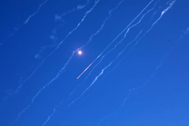 News Themen der Woche KW25 News Bilder des Tages (250619) -- HEBRON, June 19, 2025 -- Missile traces are seen from the city of Hebron in the southern West Bank during Iran s missile attack against Israel, on June 19, 2025. (Photo by Xinhua) MIDEAST-HEBRON-MISSILE TRACES MamounxWazwaz 