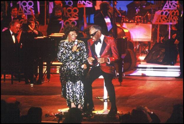 ELLA FITZGERALD ET RAY CHARLES - SOIREE LES 100 ANS DU MOULIN ROUGE A PARIS EN 1989 PLAN LARGE HOMME CHANTEUR LUNETTES SCENE CHANTEUSE Paris France *** ELLA FITZGERALD und RAY CHARLES ABENDFEIER sie 100 ANS VON Mühle rot A Paris IN 1989 Plan breit Mann Sänger Augengläser SZENE SINGER Paris Frankreich  Copyright: xBERTRANDxRINDOFFxPETROFFx xBESTIMAGExBERTRANDxRINDOFFxPETROFFx xBESTIMAGEx