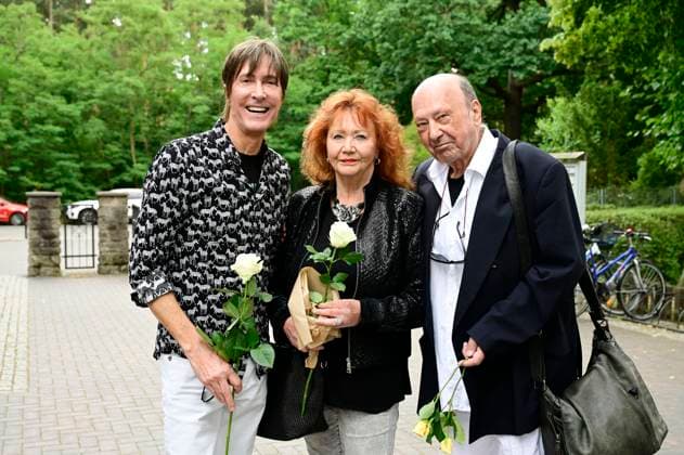 Rainer Genss, Regina Thoss und Gast bei der Trauerfeier für Urte Blankenstein in der Kapelle des Waldfriedhofs Oberschöneweide. Berlin, 19.06.2025 *** Rainer Genss, Regina Thoss and guest at the funeral service for Urte Blankenstein in the chapel of the Waldfriedhof Oberschöneweide Berlin, 19 06 2025 Foto:xM.xWehnertx xFuturexImagex blankenstein_5617