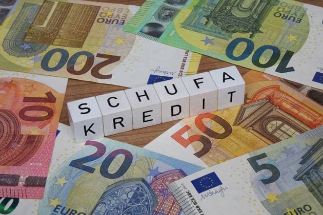 Buchstabenwürfel mit Schufa und Kredit auf Geldscheinen Fotomontage: Buchstabenwürfel mit Schufa und Kredit auf Geldscheinen, 19.06.2025, Borkwalde, Brandenburg, Auf verschiedenen Geldscheinen befinden sich Buchstabenwürfel mit den Schriftzügen Schufa und Kredit. *** Letter cubes with Schufa and credit on banknotes Photomontage Letter cubes with Schufa and credit on banknotes, 19 06 2025, Borkwalde, Brandenburg, On various banknotes there are letter cubes with the words Schufa and credit
