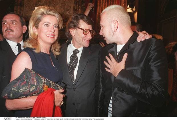 CATHERINE DENEUVE YVES SAINT-LAURENT JEAN-PAUL GAULTIER HAUTE-COUTURE AUTOMNE HIVER 1998 1999 PEOPLE DEFILE YVES SAINT LAURENT PLAN AMERICAIN *** CATHERINE DENEUVE YVES Heiliger LAURENT JEAN Paul GAULTIER HAUTE COUTURE Herbst Winter 1998 1999 PEOPLE DEFILE YVES Heiliger LAURENT Plan AMERIKANISCH  Copyright: xRINDOFF-GARCIAx xBESTIMAGExRINDOFF-GARCIAx xBESTIMAGEx